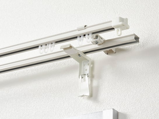 カーテンレールに取り付けているイメージ
