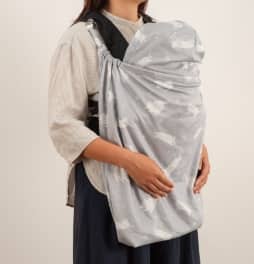 シマエナガ柄のタオルケットを使用している赤ちゃんの画像。