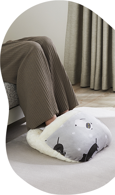 デコネコ柄の足を入れて使用する足ポカクッション