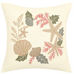海のモチーフが刺繍されたおすすめクッションの画像。