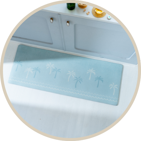 キッチンマットの画像。涼し気なカラーにパーム柄が爽やかでかわいい。