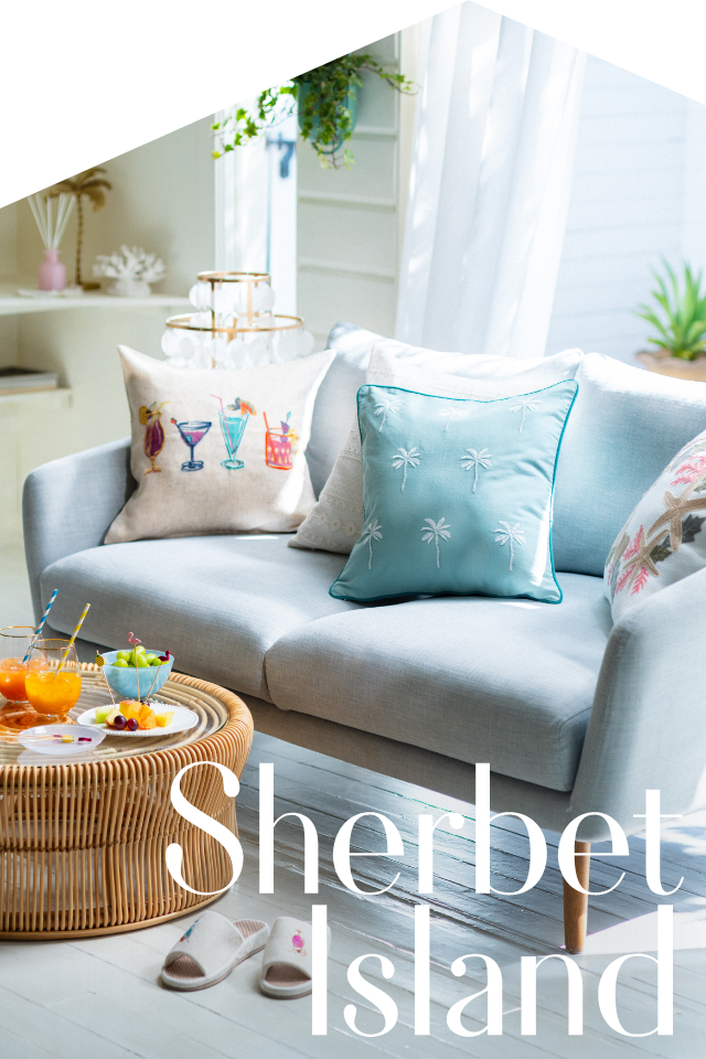 「Sherbet Island」の文字とリビングルームの画像。夏らしい柄、シャーベットカラーがかわいいクッションなど。