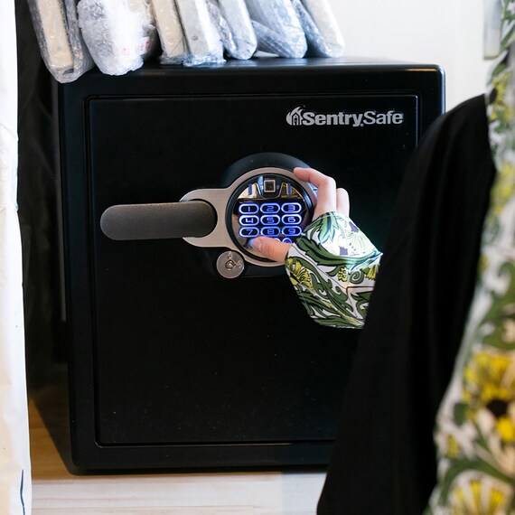 指紋認証型テンキー式1時間耐火・耐水金庫(M) 8枚目画像