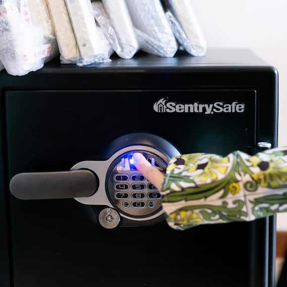 指紋認証型テンキー式1時間耐火・耐水金庫(M) 9枚目画像