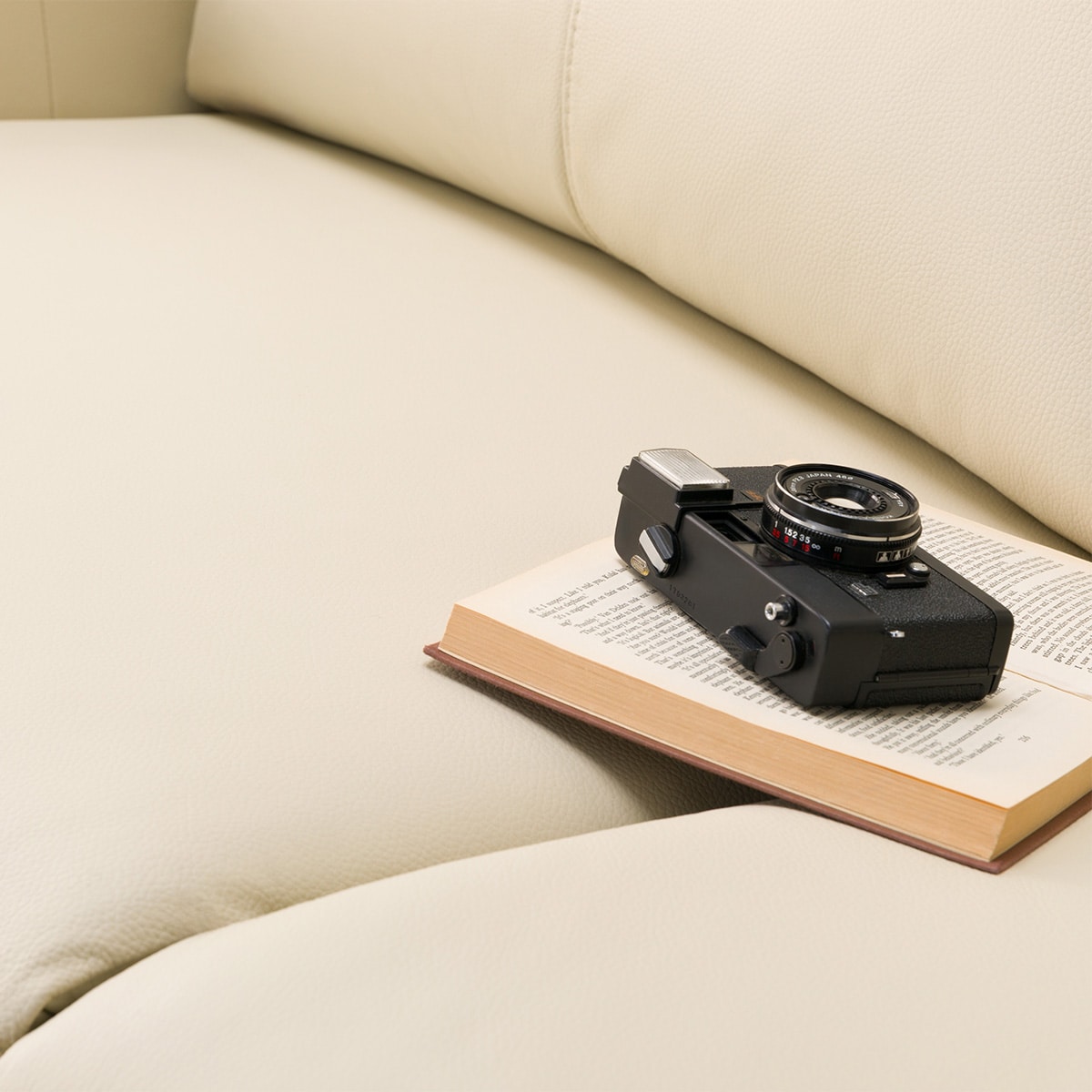 ⭐️定価の半額⭐️ニトリ　2人用電動本革リクライニングソファ 2人掛け両電動リクライニングソファ 本革(一部合成皮革)タイプ