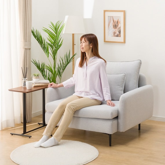 広い座面のゆったり 1人掛けソファ 布張りタイプ (MS01 肘あり LGY) 14枚目画像