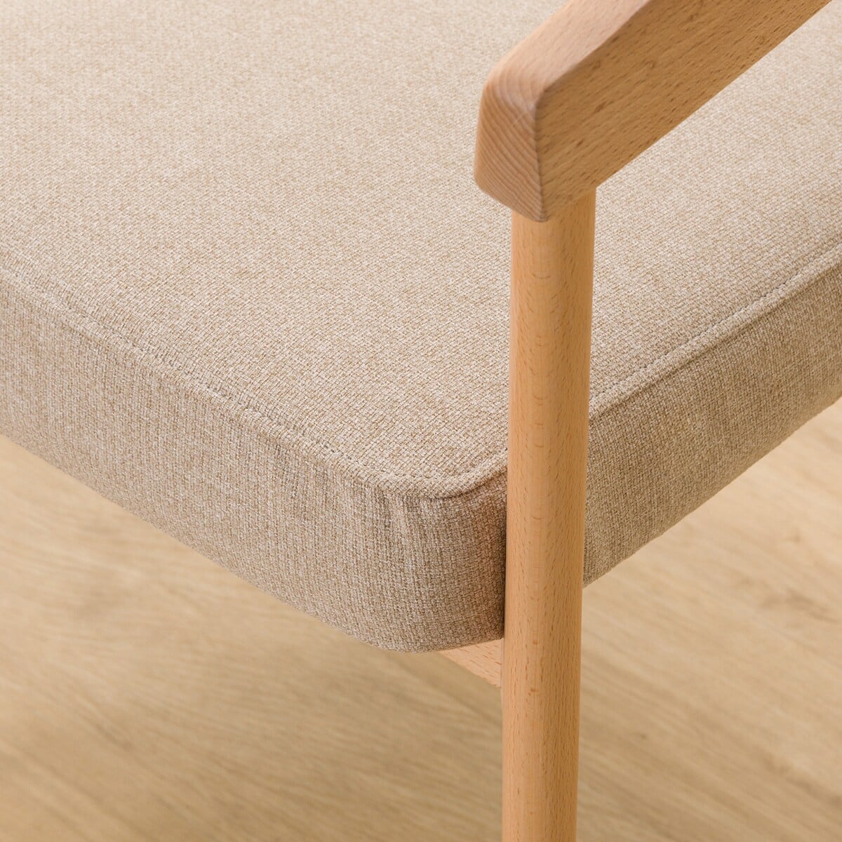 ソファのような座り心地のポケットコイルダイニングチェア(N