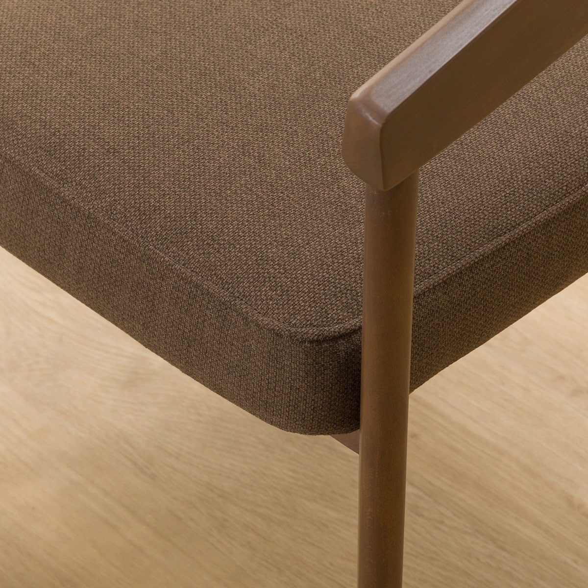 ソファのような座り心地のポケットコイルダイニングチェア(N