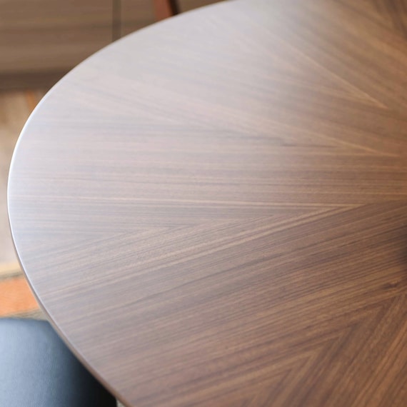 美しい木目が特徴の円形テーブル (幅110cm 木目ブラウン) 2枚目画像