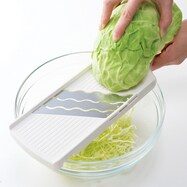 軽い切れ味の3枚刃キャベツスライサー