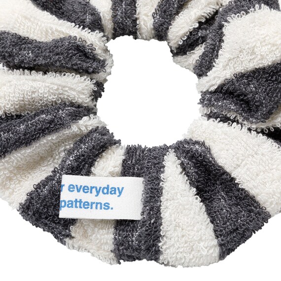 しまがら ループ付き シュシュ(グレー TY) 4枚目画像