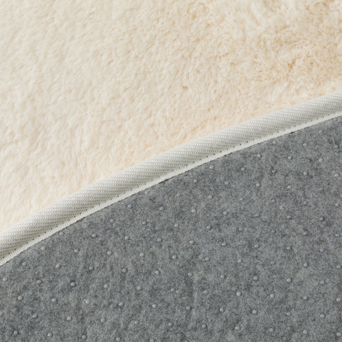 ふんわり、なめらか上質な肌ざわりのラグ(ウサギラグ5 180R IV NU01