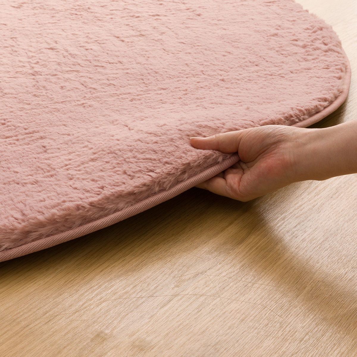 ふんわり、なめらか上質な肌ざわりのラグ(ウサギラグ5 130R RO NU01