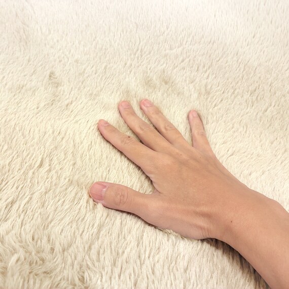 なめらかでやわらかい肌ざわりのラグ(185X185 IV FR02) 6枚目画像