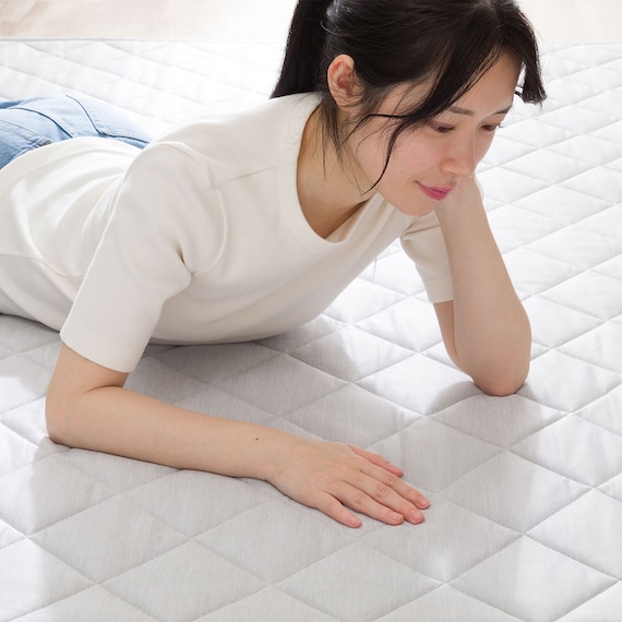 洗える 接触冷感 中綿キルト ラグ(Nクール極冷 185X185 グレー WY01) 9枚目画像
