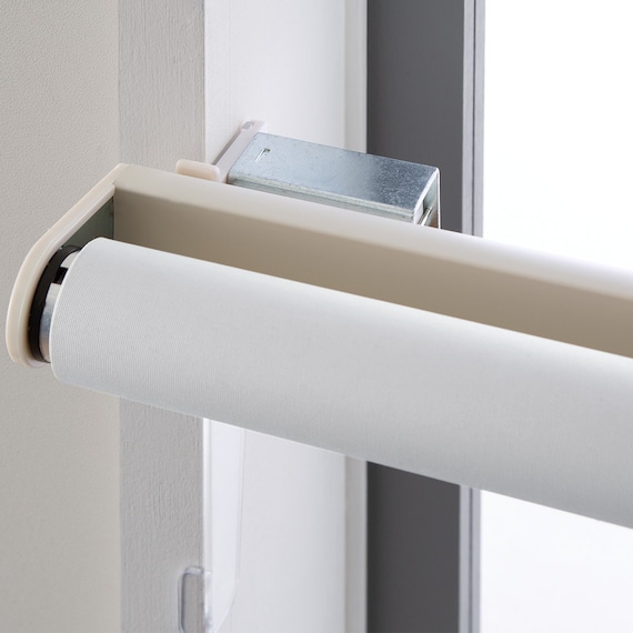 つっぱり遮光ロールスクリーン(RS06 WH 135X200) 2枚目画像