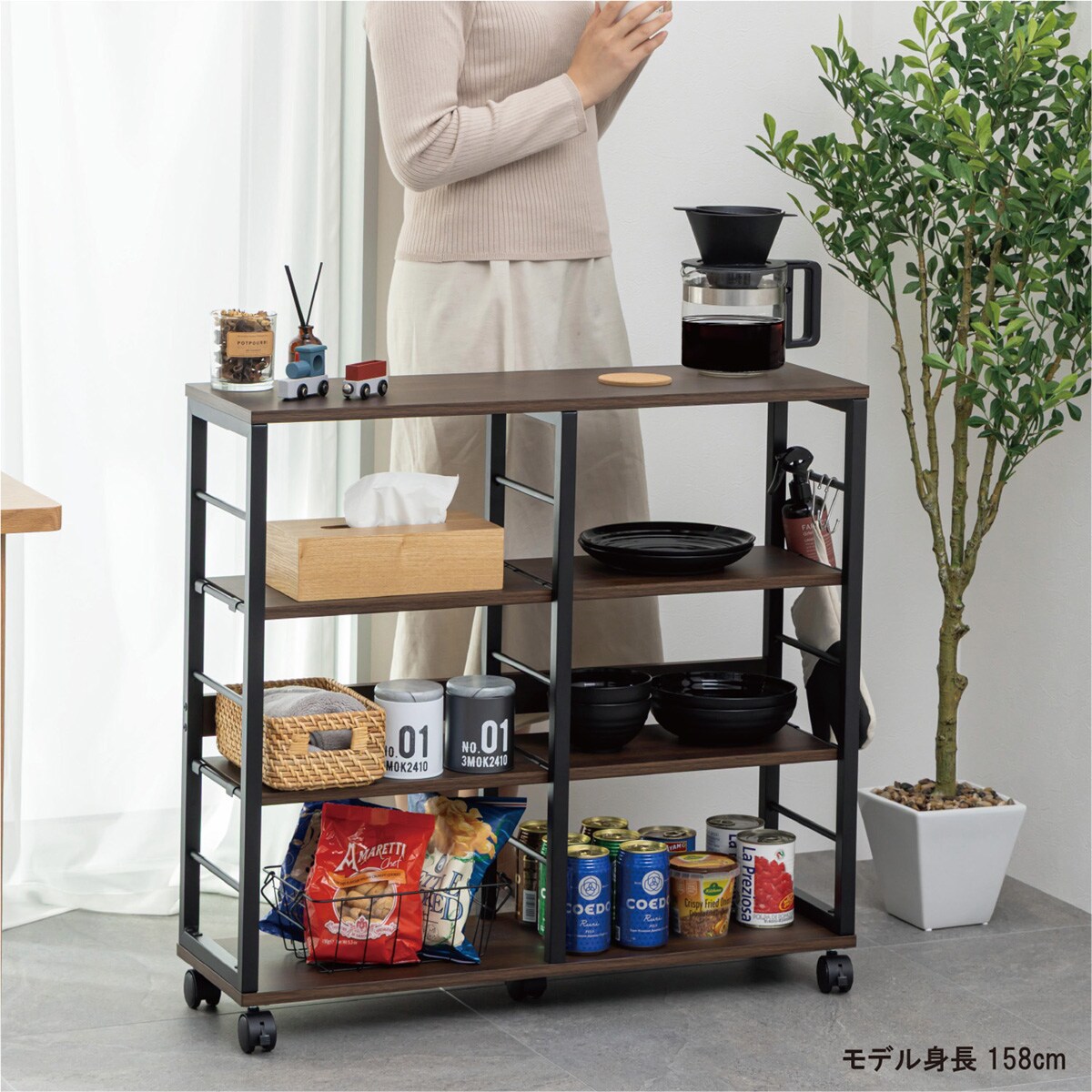 コンパクトなのにたっぷり収納できる薄型カウンターワゴン(ダーク