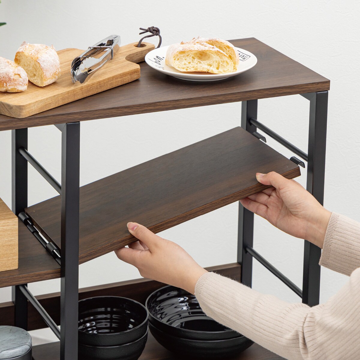 コンパクトなのにたっぷり収納できる薄型カウンターワゴン(ダーク