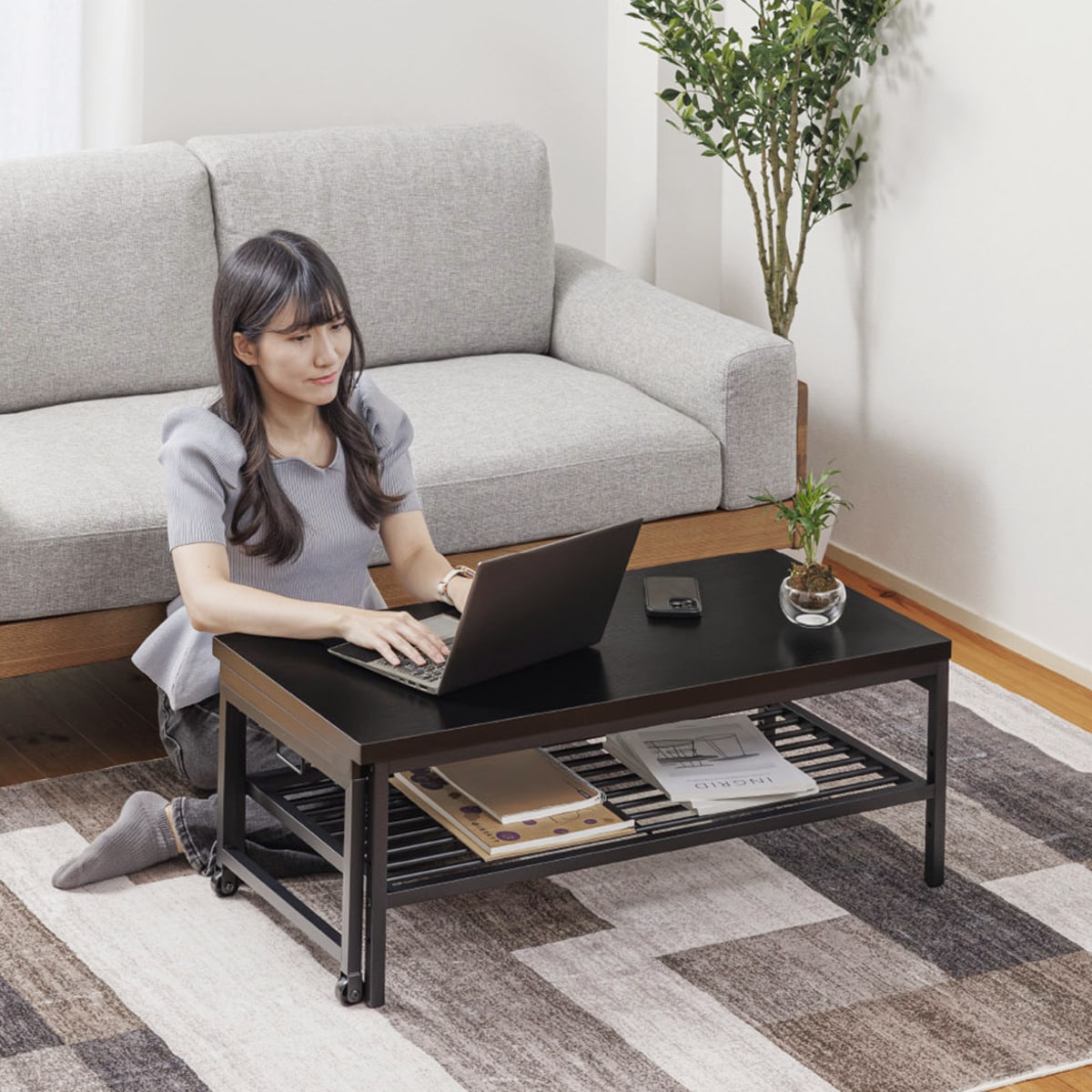 無段階で調整できる伸縮ローテーブル (幅90-171.5cm ブラック