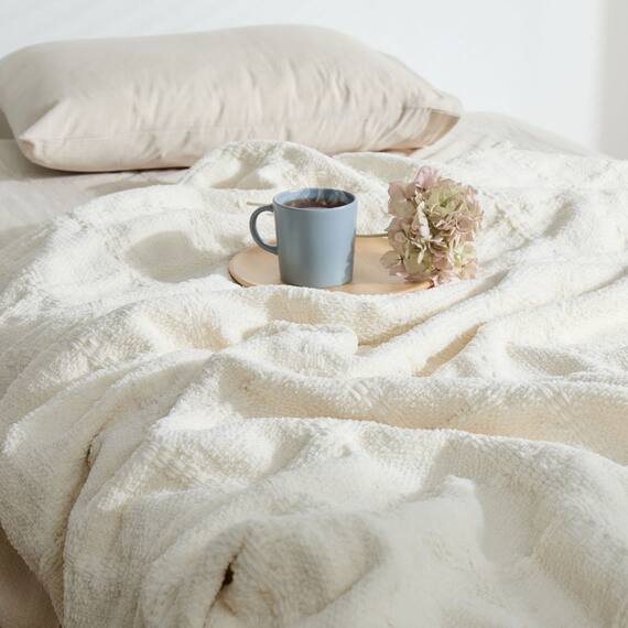 厚くボリューム感のある ニット調スローケット(ソフィマ 140x200 アイボリー) 4枚目画像