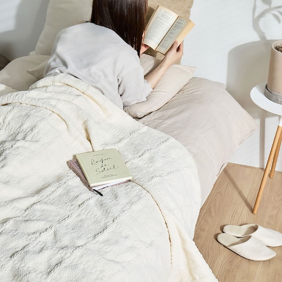 厚くボリューム感のある ニット調スローケット(ソフィマ 140x200 アイボリー) 5枚目画像