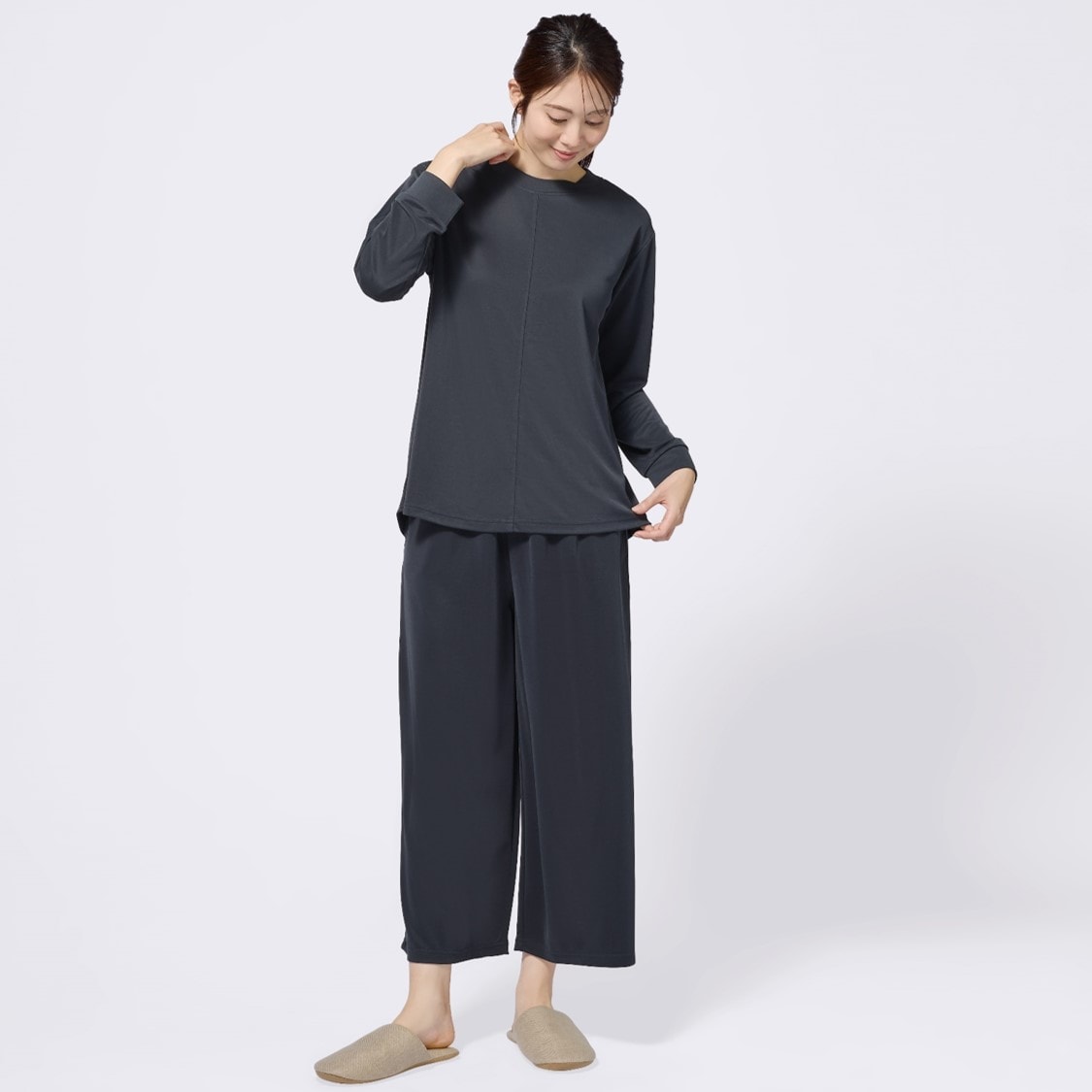 スムース仕立てのイージーウェアワイドクロップトパンツ L