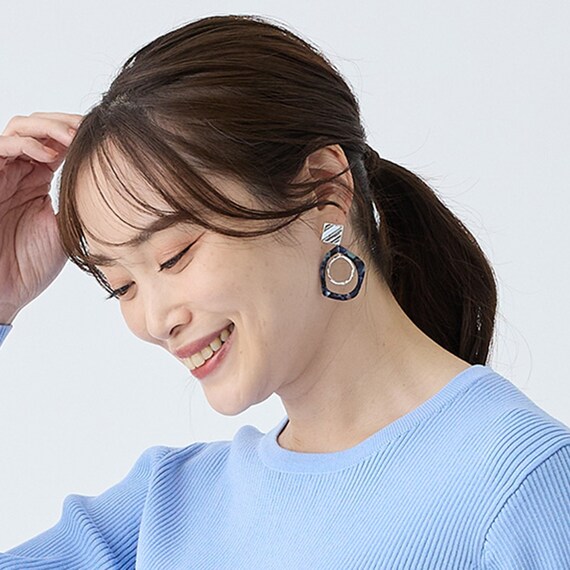 べっ甲柄カラーピアス (95138) 6枚目画像