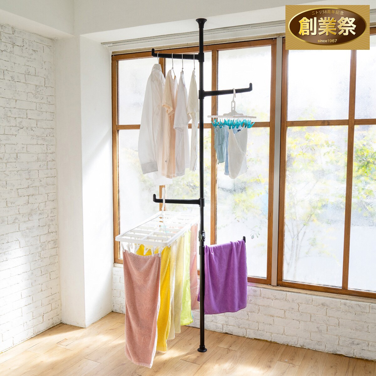 簡単】ワンタッチ式 突っ張り室内物干しポール(ブラック) | ニトリ