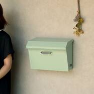 横長デザインが印象的な壁掛けタイプの郵便ポスト