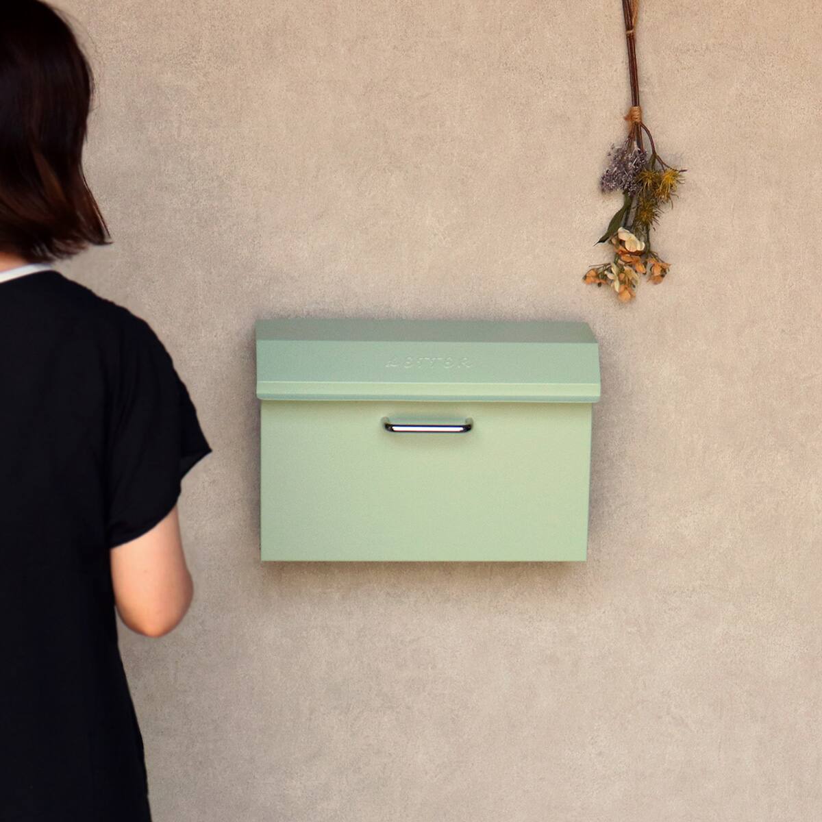 横長デザインが印象的な壁掛けタイプの郵便ポスト(セージグリーン