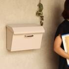 横長デザインが印象的な壁掛けタイプの郵便ポスト(クリーム) 1枚目画像