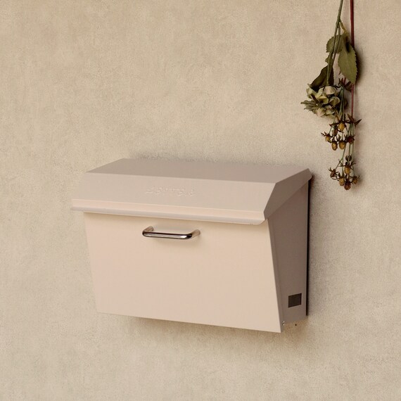 横長デザインが印象的な壁掛けタイプの郵便ポスト(クリーム) 3枚目画像