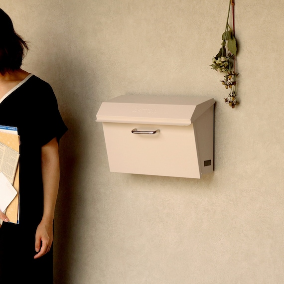 横長デザインが印象的な壁掛けタイプの郵便ポスト(クリーム) 6枚目画像