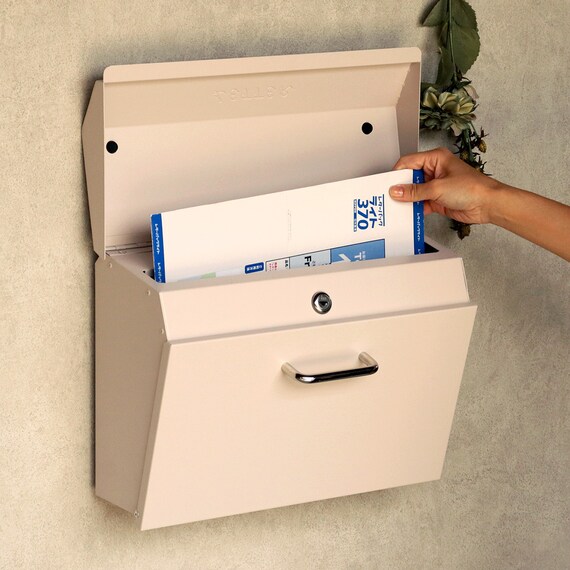 横長デザインが印象的な壁掛けタイプの郵便ポスト(クリーム) 8枚目画像