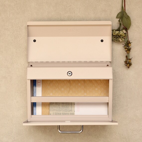 横長デザインが印象的な壁掛けタイプの郵便ポスト(クリーム) 9枚目画像