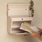 横長デザインが印象的な壁掛けタイプの郵便ポスト(クリーム) 11枚目画像