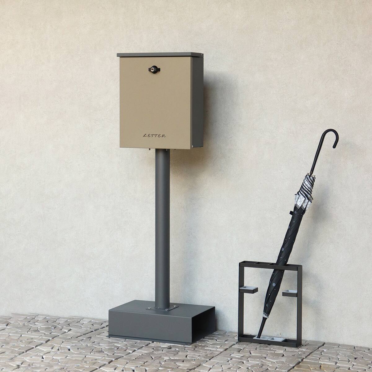 置くだけで使用可能なスタンドタイプの郵便ポスト(ミルクティー