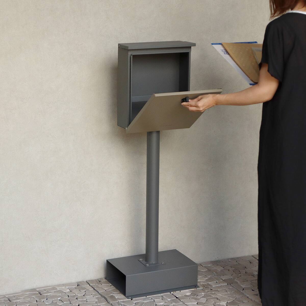 置くだけで使用可能なスタンドタイプの郵便ポスト(ミルクティー