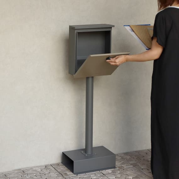 置くだけで使用可能なスタンドタイプの郵便ポスト(ミルクティーベージュ) 6枚目画像
