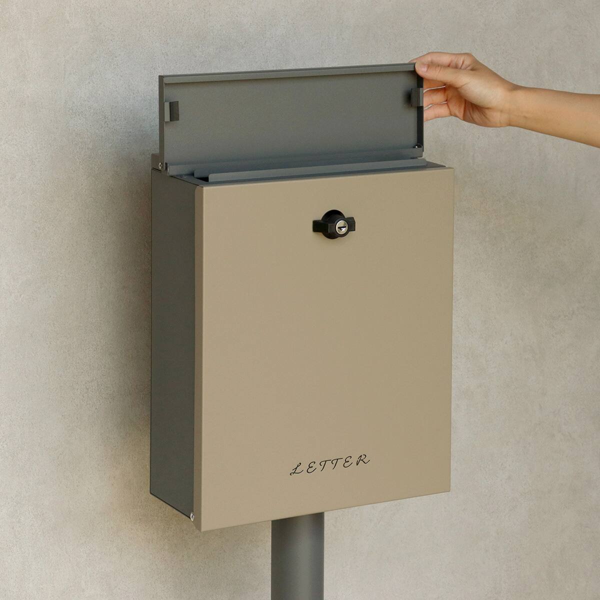 置くだけで使用可能なスタンドタイプの郵便ポスト(ミルクティー