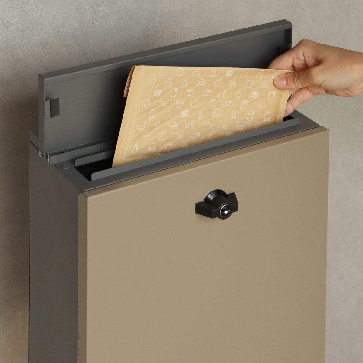 置くだけで使用可能なスタンドタイプの郵便ポスト(ミルクティー