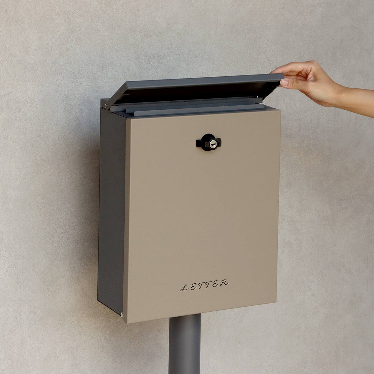 置くだけで使用可能なスタンドタイプの郵便ポスト(ライトベージュ
