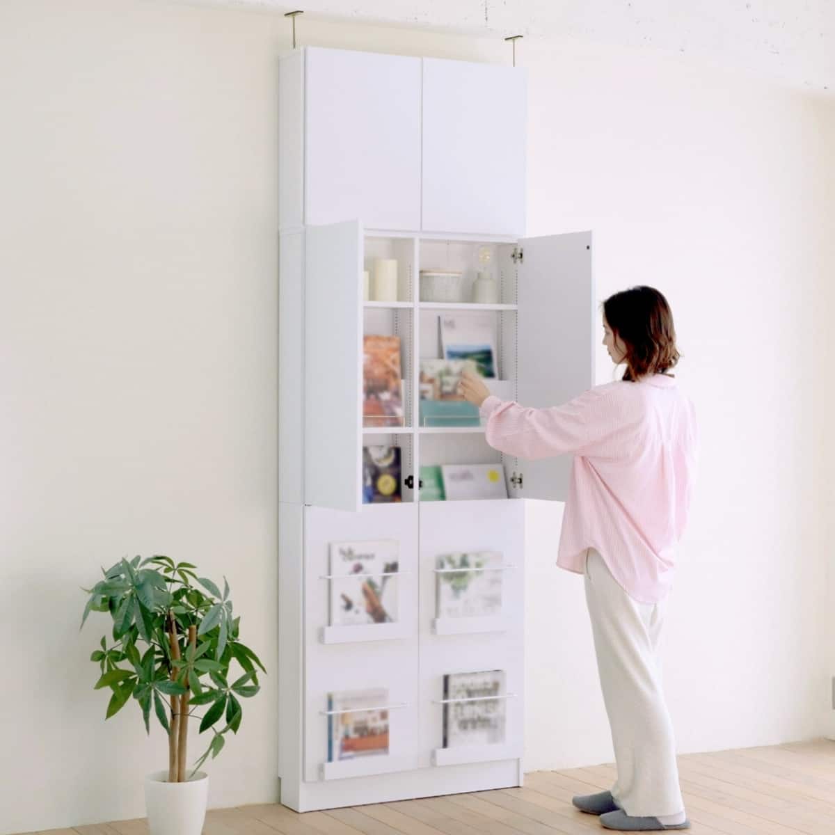 表紙を見せて収納できる本棚 [浅型タイプ] (幅81cm ハイタイプ 扉付き