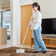 カーペットが掃ける伸縮柄フローリングワイパー