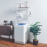 幅調整して洗濯機上を有効活用できるカゴ付きランドリーラック