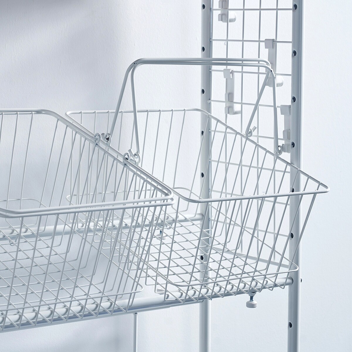 幅調整して洗濯機上を有効活用できるカゴ付きランドリーラック