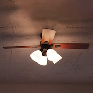 シンプルデザインのシーリングファン(4灯)