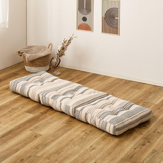 インド綿100%のごろ寝クッション (エスニックボーダー・ブラック) 1枚目画像