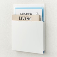 ホッチキスで取り付けられる壁面ラック