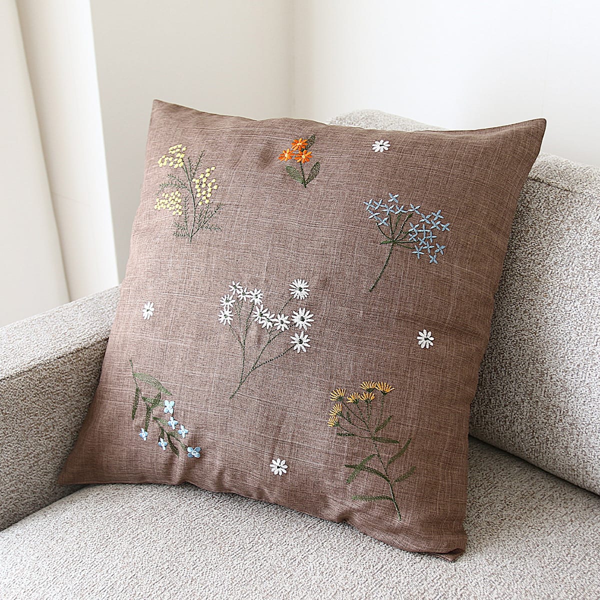 可愛い花柄の刺繍クッションカバー (アルテ ブラウン) | ニトリネット